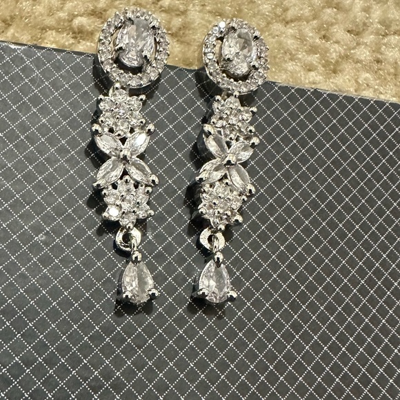 Necklace & Earrings Set - Picture 6 of 6